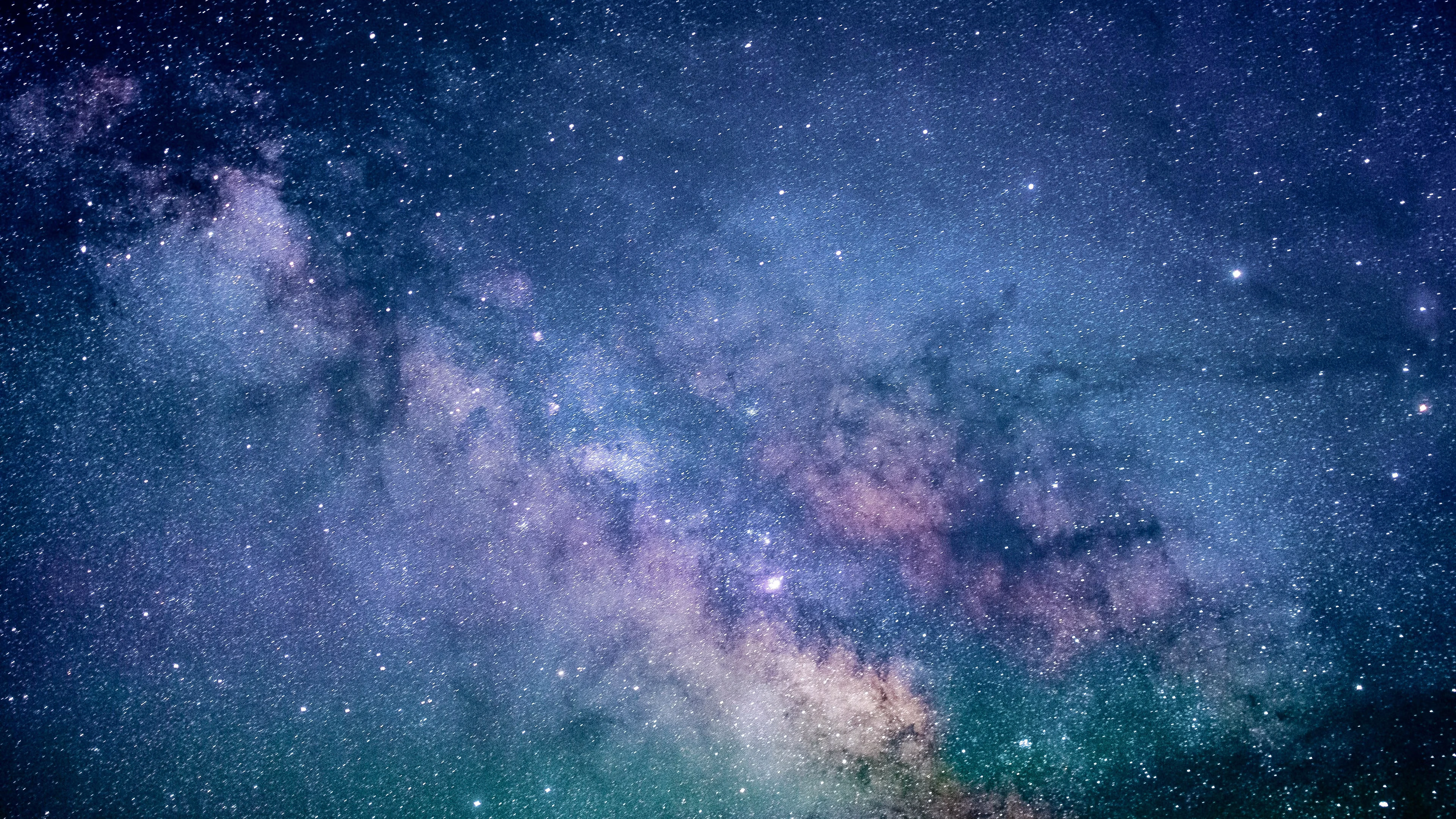 Pilares de la Creación y Nebulosa Cósmica en 4K