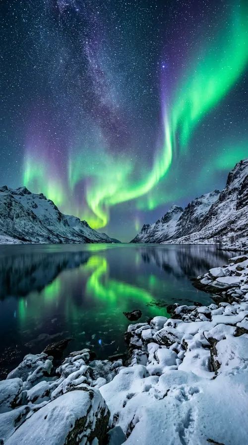Aurora Boreal sobre Fiordo Ártico