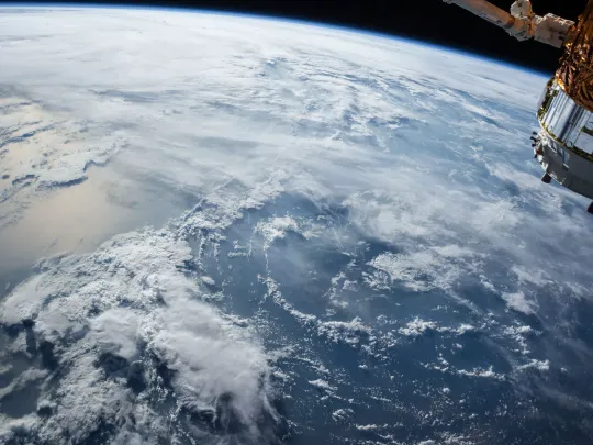 Amanecer Orbital sobre el Horizonte