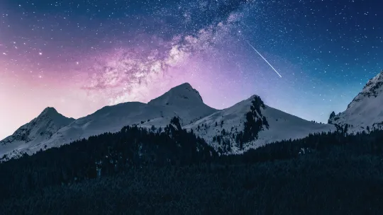 Cumbre Minimalista Bajo Noche Estrellada en 4K
