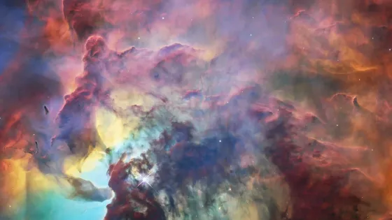Fiordo noruego dramático rodeado de niebla ártica bajo un cielo d (FullHD)